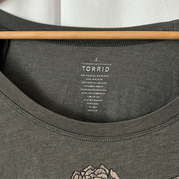 Torrid 3/4 Sleeve Grey/Black Shirt Top “All Good Things Are Wild and Free” Sz 2 - Picture 4 of 4